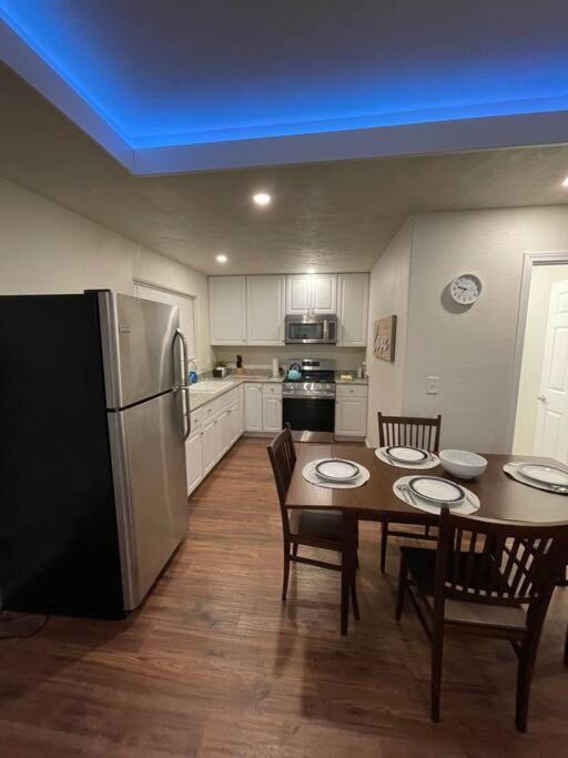 Ferienwohnung Brand New 2Br Cute Blue Led In North Fresno Exterior foto