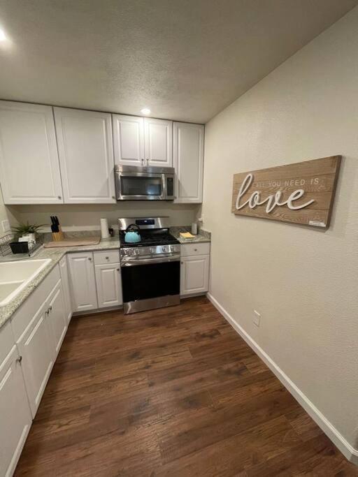 Ferienwohnung Brand New 2Br Cute Blue Led In North Fresno Exterior foto